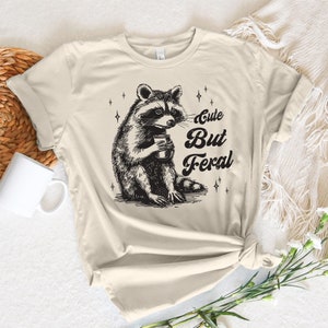 Süß aber wild Lustig Niedliches Png, sarkastisches Png, lustiges Waschbär-Svg, Erwachsener Humor lustiges sarkastisches Zitat Scg, Weinlese-Hemd svg