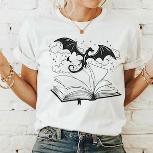Open boek met draak SVG, Fantasy Readers Book Club, lezen is magische SVG, BookWorm SVG, boekenliefhebber SVG, bibliothecaris SVG, leraar leven SVG