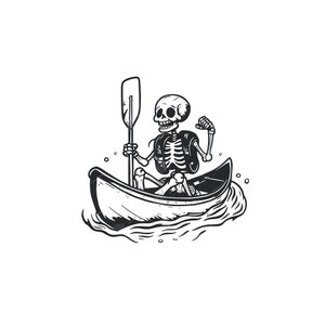 Pode incluir: Uma ilustração em preto e branco de um esqueleto remando em uma canoa em um corpo de água ondulado. O esqueleto está usando um colete salva-vidas e segurando um remo.