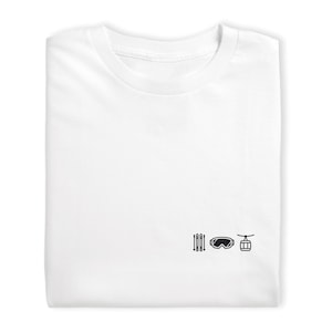 Könnte beinhalten: Weißes T-Shirt mit einer schwarzen Grafik von Skistöcken, Skibrillen und einem Skilift.