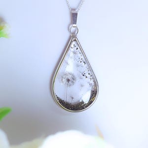 Crematie as en herdenkingsketting paardebloem open achterkant