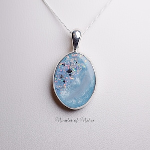 Collier ovale commémoratif et cendres de crémation