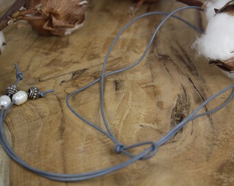 magnifique chaîne en cuir bleu-gris | de vraies perles d’eau douce | Perles d’argent