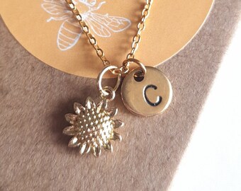 Collar de girasol bañado en oro: disco con inicial personalizado y dije de flor.