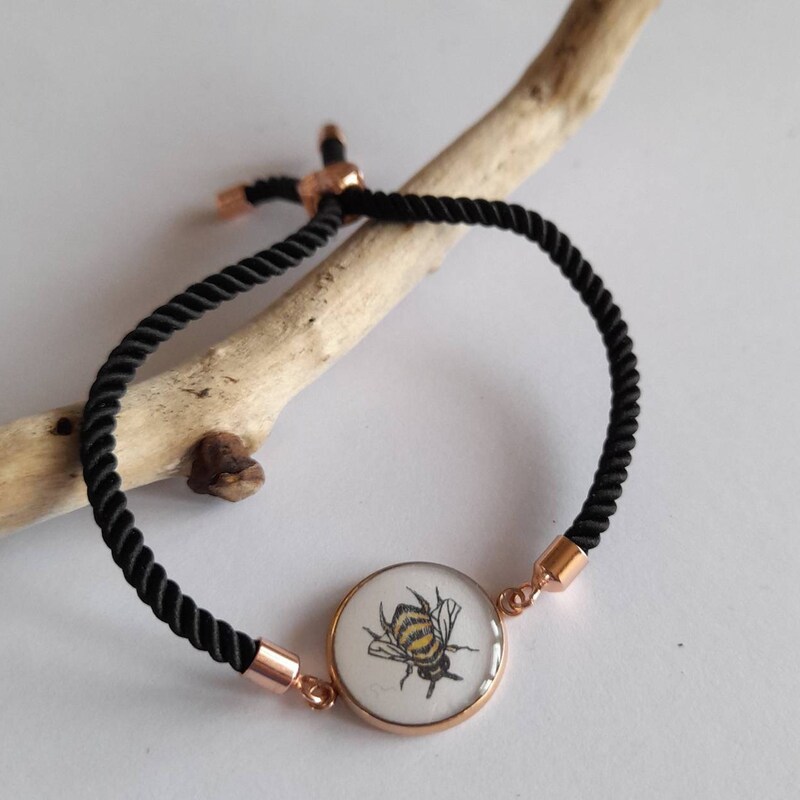 Bee Intaglio Pearl Bracelet main image 0