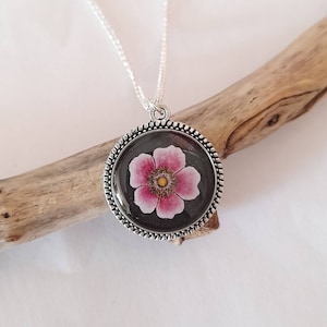 Colgante de resina de anémona pintado a mano: collar de flores de plata tibetana