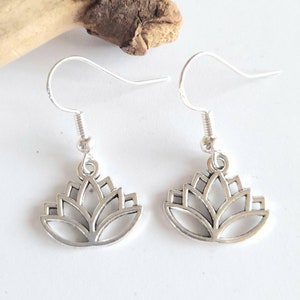 Versilberte Lotusblumen-Ohrringe: Hypoallergener Schmuck
