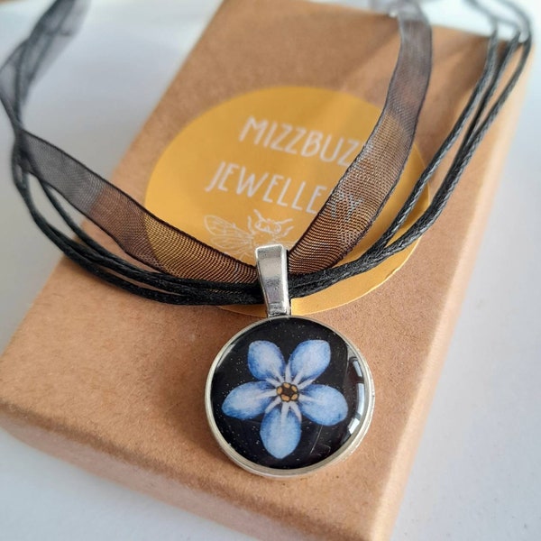 Peint à la main ne m'oublie pas pendentif en résine sur ruban et collier de cordon, ne m'oublie pas bijoux, cadeau d'anniversaire pour elle, cadeau de fleur pour maman