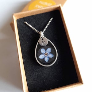 Personalisierte Hand bemalt Vergissmeinnicht Harz Anhänger auf Silber Kette, Vergissmeinnicht Anhänger, Blumen Halskette, Geschenk für Sie, Geschenk für Mama