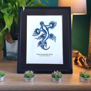 Blue Dragon Sea Slug Malerei Druck 15x20 | Gerahmtes Aquarell Blauglaukus | Gauche Faux Taxidermy Meeresschnecke | Cottagecore Meerestiere Gemälde