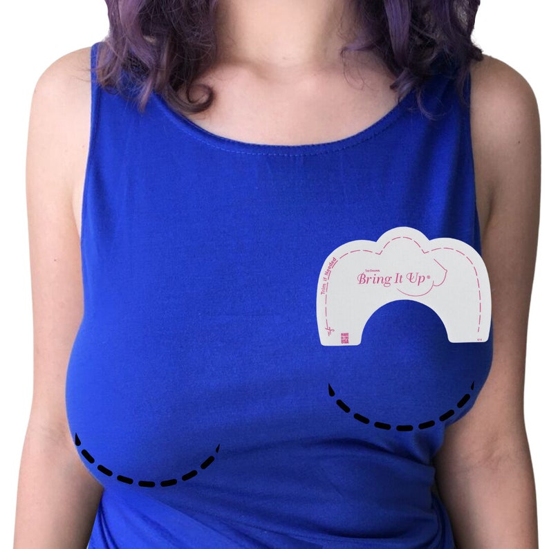 Op de afbeelding: Een blauw tanktop met een witte, zelfklevende bh-lift insert. De insert heeft de tekst "Bring It Up" erop gedrukt.