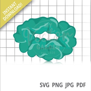 Puede incluir: Un scrunchie de color turquesa con un logotipo blanco que dice "My Vector Garden est. 2020".