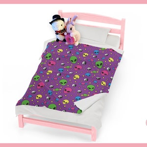 90S Alien Pattern Colorful ~ Velveteen Plush Blanket By Pinksprinklemagic. Luxury Snuggle, Cute Kawaii Anime Design, Cozy Fall Fleece Throw.