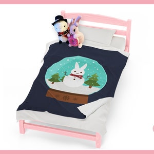 Lapin d'hiver, bonhomme de neige dans une boule à neige ~ Couverture en velours côtelé par Pinksprinklemagic. Câlins luxueux, dessins animés kawaii mignons, automne douillet