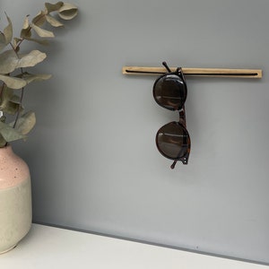 Porte-lunettes mural en bois montage facile, minimaliste et durable, lunettes de soleil, rangement de lunettes image 2