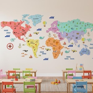 Könnte beinhalten: Ein farbenfrohes Weltkarten-Wandbild in einem Klassenzimmer. Die Karte ist in Kontinente mit verschiedenen Illustrationen unterteilt. Tische und Stühle sind vor der Karte angeordnet. Eine Staffelei mit Buchstaben ist ebenfalls vorhanden.
