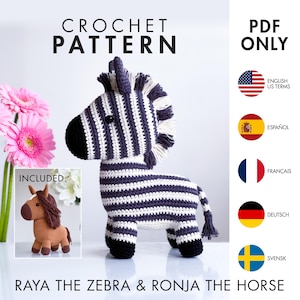 Może przedstawiać: Wzór na szydełku PDF dla pluszowych zabawek amigurumi Raya Zebra i Ronja Koń. Wzór zawiera instrukcje w języku angielskim, hiszpańskim, francuskim, niemieckim i szwedzkim. Obraz przedstawia zebrę w czarno-białe pasy i brązowego konia.