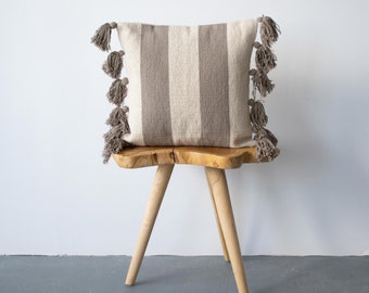 Taie d'oreiller naturelle avec motif taupe // Taie d'oreiller en toile de coton - Zahra taupe // Coussin bohème avec rayures et pompons // Oreiller marron