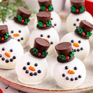 Bolitas de Oreo con forma de muñeco de nieve: bocaditos de galleta de chocolate blanco