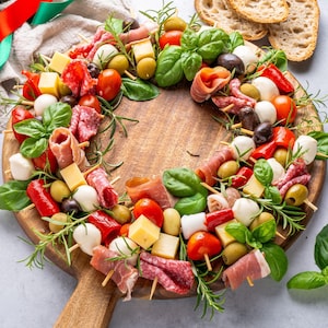 Corona de embutidos / Tabla de aperitivos navideños / Bandeja de bocadillos y antipasto navideños (PDF)