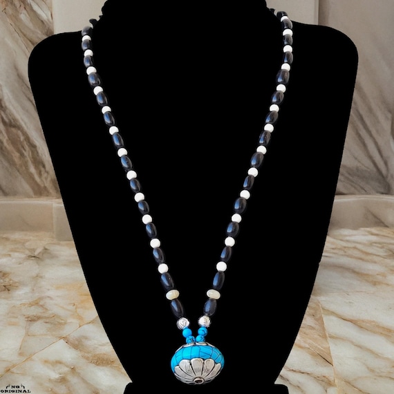 Native American Tibetan Pendant Necklace – Spiritual Boho Jewelry in Silver & Resin, Handmade in France
