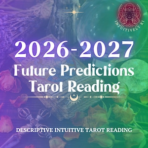 Puede incluir: Un servicio de lectura de tarot titulado 2026-2027 Future Predictions Tarot Reading y Descriptive Intuitive Tarot Reading. La imagen muestra una baraja de tarot, una bola de cristal, flores secas y un objeto ritual de metal con un degradado.