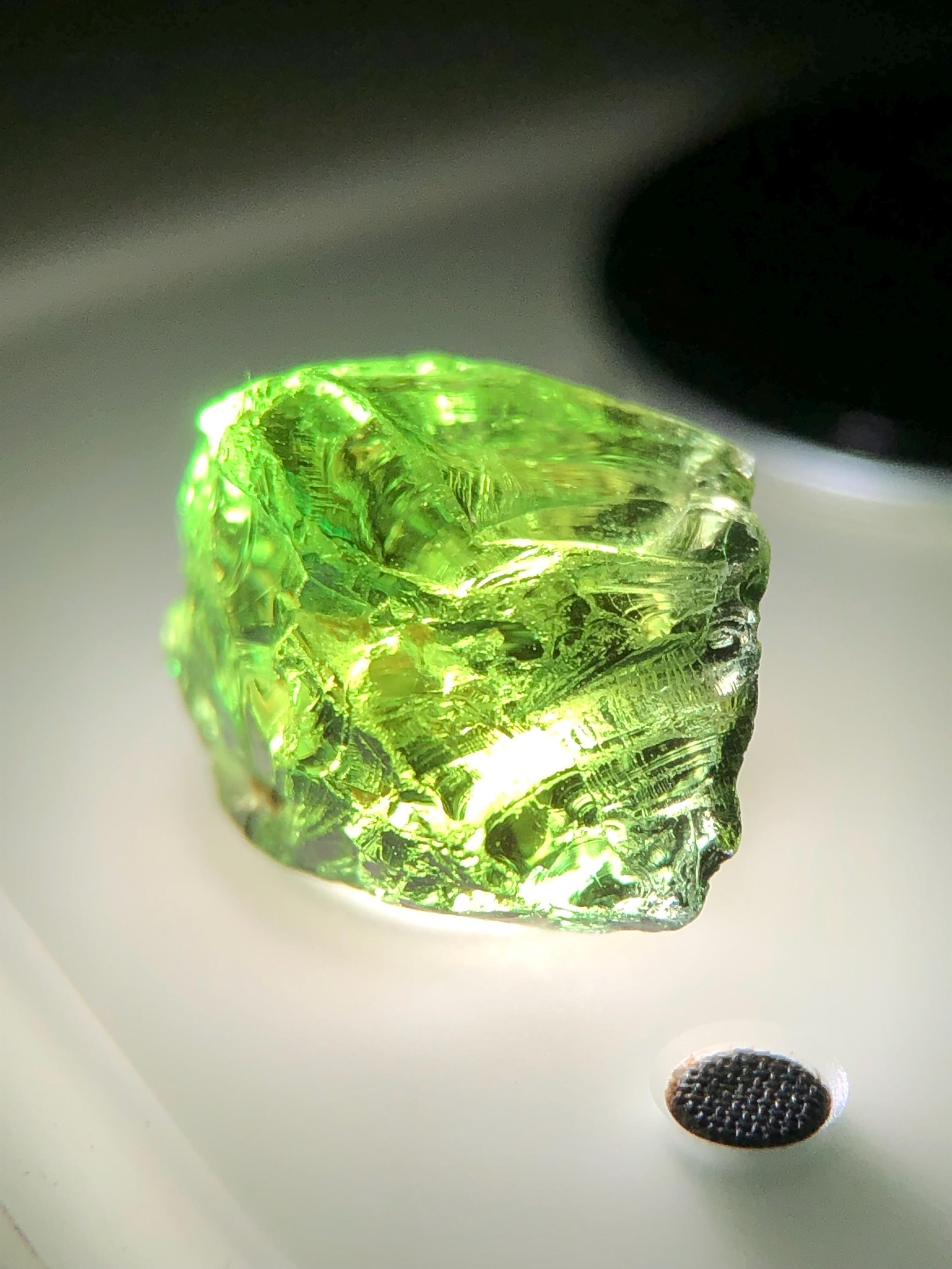 天然グリーントルマリン原石 2.45カラット、8 x 7 mm 未加工トルマリン