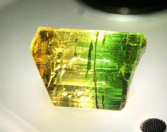 世界で最も希少なバイオトルマリン原石、天然の緑黄色トルマリン結晶