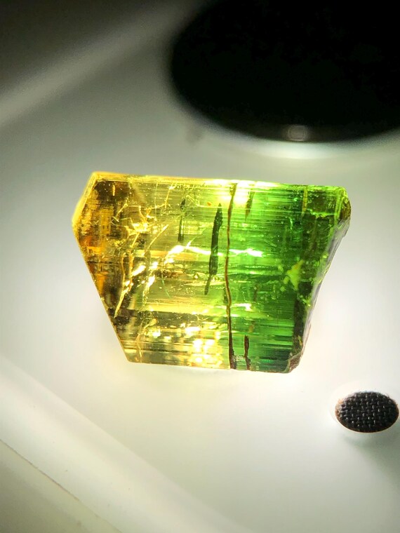 世界で最も希少なバイオトルマリン原石、天然の緑黄色トルマリン結晶