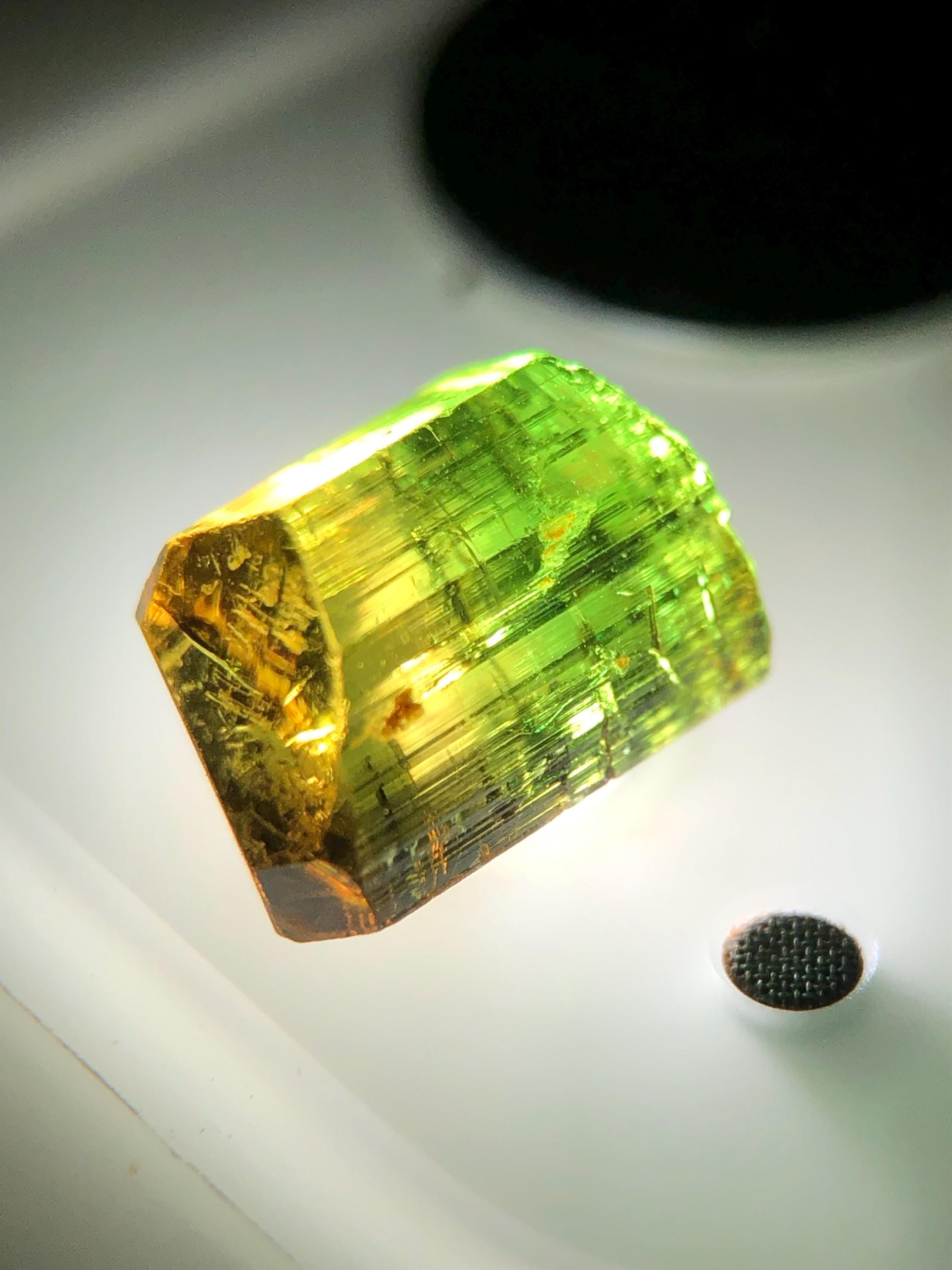 世界で最も希少なバイオトルマリン原石、天然の緑黄色トルマリン結晶