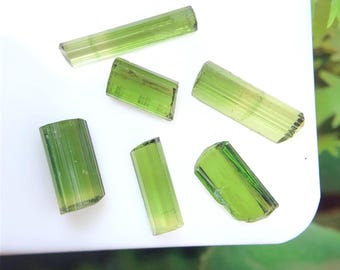 Rå grön turmalinkristall, fasetterad (6,20 ct, 6 st)