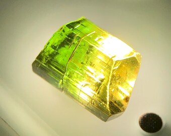 世界で最も希少なバイオトルマリン原石、天然の緑黄色トルマリン結晶