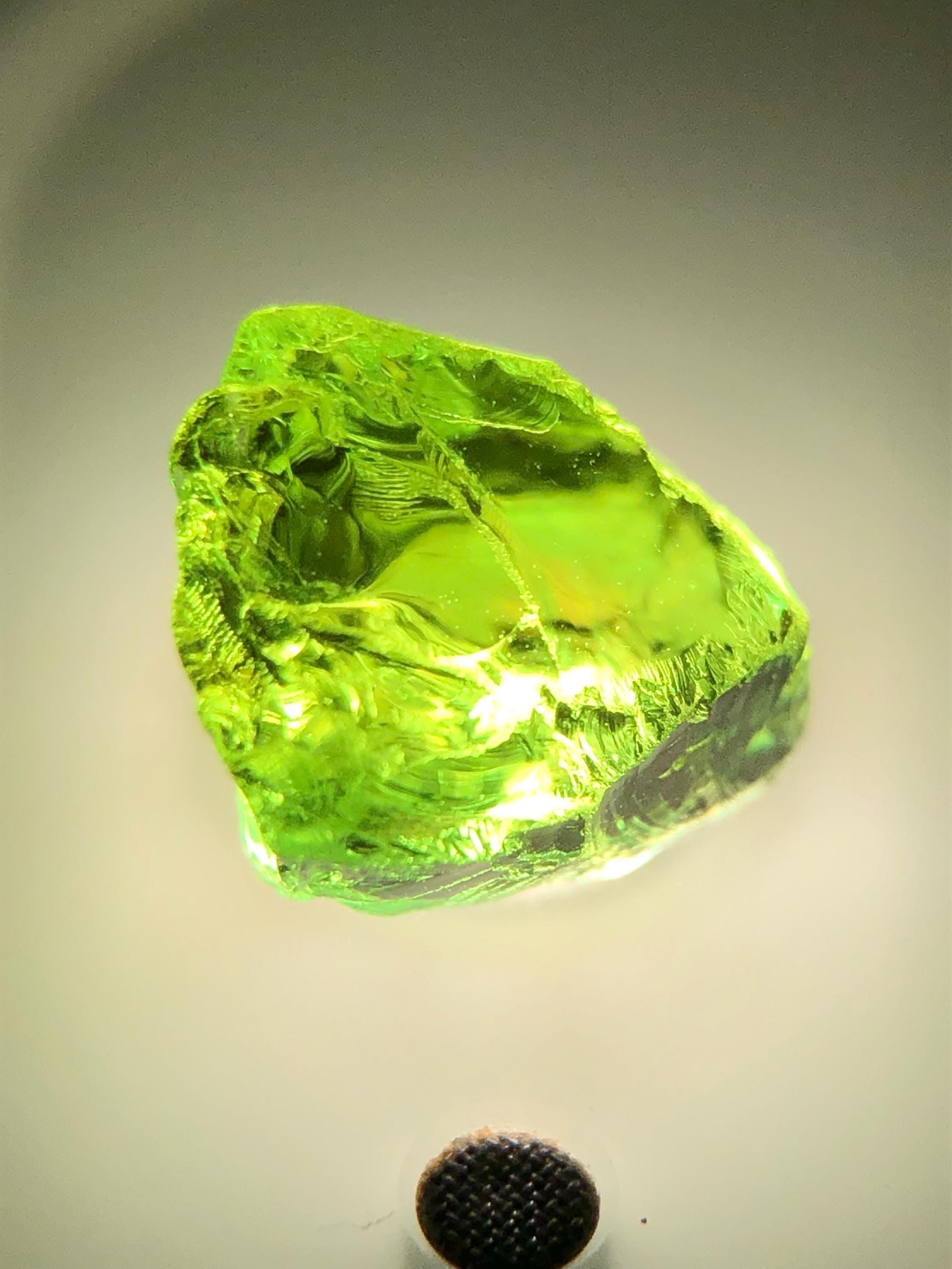 天然グリーントルマリン原石 2.45カラット、8 x 7 mm 未加工トルマリン