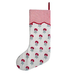 Könnte beinhalten: Ein weißer gesteppter Weihnachtssocken mit einem rot-weiß gestreiften Bund und einem roten, gewellten Saum. Der Socken ist mit einem sich wiederholenden Muster aus roten Blumen mit grünen Blättern verziert.