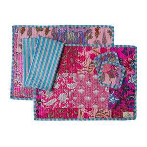Może przedstawiać: Zestaw podkładek patchworkowych z kwiatowymi i geometrycznymi wzorami w kolorze różowym, fuksji i turkusowym. Zestaw zawiera podkładki, serwetki w niebiesko-białe paski i pasujące podstawki. Projekt to połączenie stylów tradycyjnych i nowoczesnych.