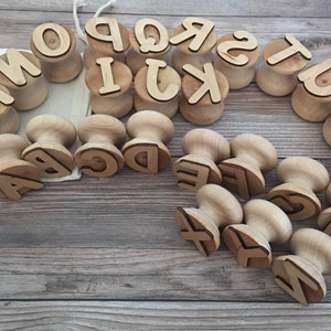 Sellos de madera con letras del alfabeto / Sellos de plastilina / Herramientas para plastilina / Juguetes de madera / Habilidades motoras finas / Waldorf Montessori / Actividades preescolares