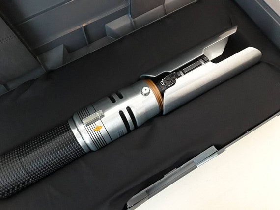 カル・ケスティス レガシー ライトセーバー ヒルト シール