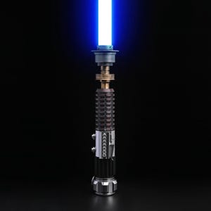 Puede incluir: Un sable de luz azul con una hoja brillante y resplandeciente. El mango es una combinaci&oacute;n de metal plateado, negro y bronce, con detalles intrincados. El sable de luz est&aacute; sobre un fondo negro.