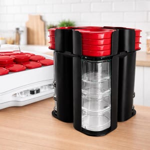 Puede incluir: Una taza de cerámica blanca con un asa negra y el texto "But First, Coffee" en negro y negrita. La taza está sobre una superficie blanca. La taza mide aproximadamente 10 cm de alto.