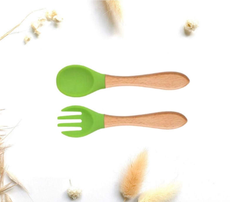 Personalized cutlery in wood and silicone for baby birth... Ideal gift for birth, baptism, birthday Ensemble vert