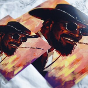 K&ouml;nnte beinhalten: Eine Nahaufnahme eines Gem&auml;ldes eines Mannes mit einem schwarzen Cowboyhut, Sonnenbrille und Bart. Er l&auml;chelt und h&auml;lt eine Zigarette im Mund. Der Hintergrund ist ein gelber und orangefarbener Sonnenuntergang.