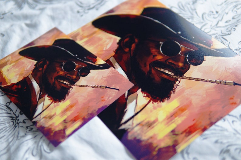 K&ouml;nnte beinhalten: Eine Nahaufnahme eines Gem&auml;ldes eines Mannes mit einem schwarzen Cowboyhut, Sonnenbrille und Bart. Er l&auml;chelt und h&auml;lt eine Zigarette im Mund. Der Hintergrund ist ein gelber und orangefarbener Sonnenuntergang.