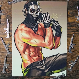 Puede incluir: Ilustración de un personaje con máscara de calavera y torso desnudo, vistiendo pantalones y guantes negros. Pequeños amuletos de pistola plateados rodean la obra de arte. La cara del personaje es un diseño de calavera y la firma del artista es visible.