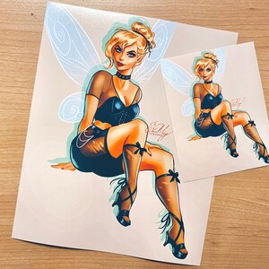 Könnte beinhalten: Eine digitale Illustration einer Fee mit blonden Haaren, die ein schwarzes Korsett, ein durchsichtiges schwarzes Oberteil und schwarze Strümpfe bis zum Oberschenkel trägt. Sie hat blaue Feenflügel und trägt schwarze High Heels. Die Illustration ist auf weißem Hintergrund.