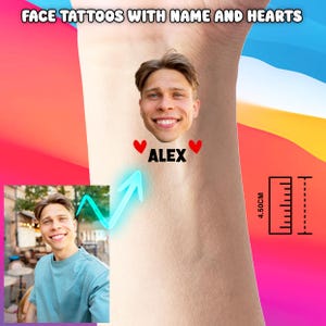 Peut inclure: Un tatouage temporaire avec le visage d'une personne, deux cœurs rouges et le nom "ALEX" imprimé en dessous. Une règle est représentée à droite du tatouage pour indiquer la taille.