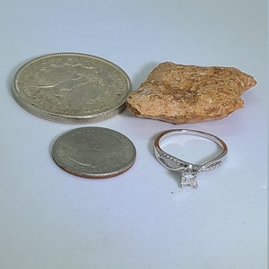 Anello di fidanzamento in oro bianco 14 kt con diamante centrale a taglio principessa da circa 0,40 ct e diamanti accentati