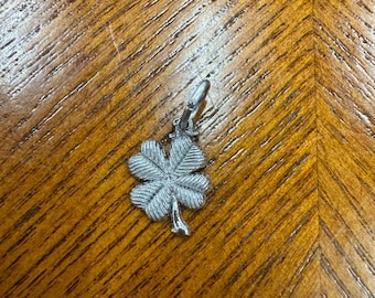 Dije de trébol de cuatro hojas en plata de ley