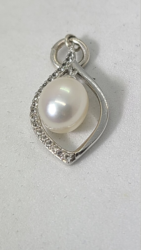BROOCH TRIFARI VINTAGE ANNÉES 60 - CUBIC ZIRCONIA ET PERLES IMITATION - MÉTAL DORÉ