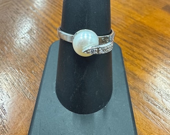 Vintage Sterling Silver 7MM Freshwater Pearl with Accent Cubic Zirconia Ring