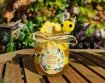 Bougie au miel bicolore rayée avec cire de noix de coco Vegan Bee // Nid d’abeille végétalien à l’odeur de miel et Cutie Bee